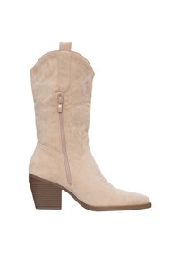 Beżowe zamszowe kowbojskie buty z ostro zakończonym noskiem, odsłoniętym zamkiem błyskawicznym z boku oraz teksturowanym cholewką, z piętą wykonaną z warstwowanego drewna.