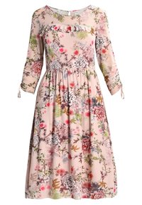 Vestido floral con mangas de tres cuartos, tejido en tono rosa claro, cintura fruncida y patrones florales mixtos en tonos rojos, verdes y grises.