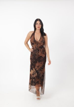 Robe maxi halter à fleurs marron avec un décolleté plongeant, détail de lien réglable et superposition en tissu transparent, présentant des motifs floraux subtils.