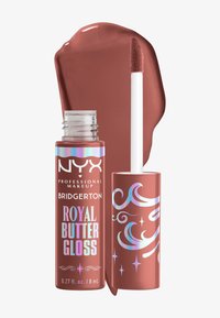 NYX Bridgerton Royal Butter Gloss in un colore rosa, racchiuso in un contenitore cilindrico con accenti iridescenti e un applicatore bianco.