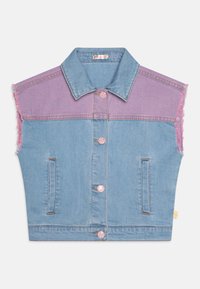 Jeansvest med ermeløs design, lys blå stoff, lilla fargeblokk på skuldrene, utslitte kanter og rosa trykknapper.