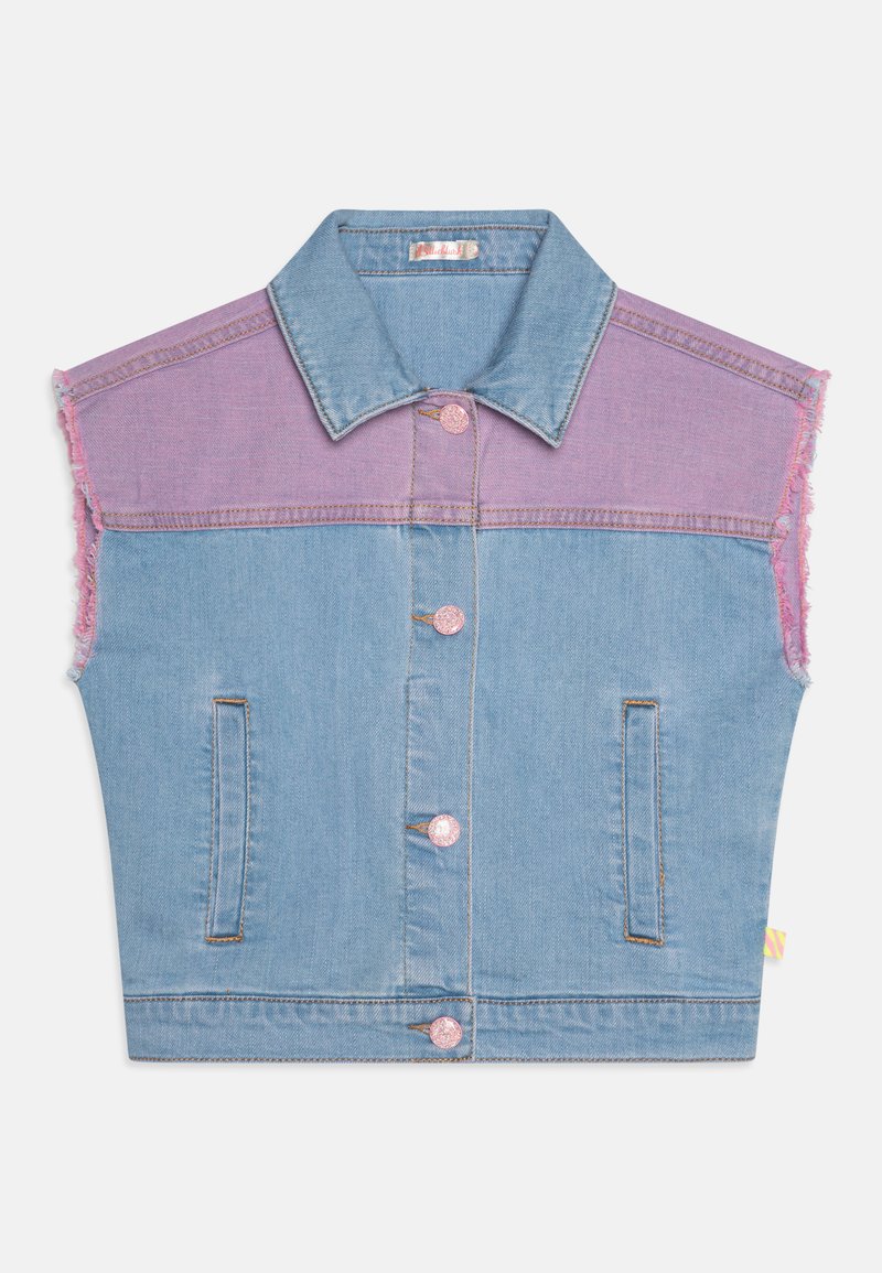 Jeansvest med ermeløs design, lys blå stoff, lilla fargeblokk på skuldrene, utslitte kanter og rosa trykknapper.