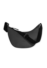 Borsa a tracolla realizzata in materiale nero lucido, con una forma arcuata, tracolla nera regolabile e un logo discreto sul fronte.