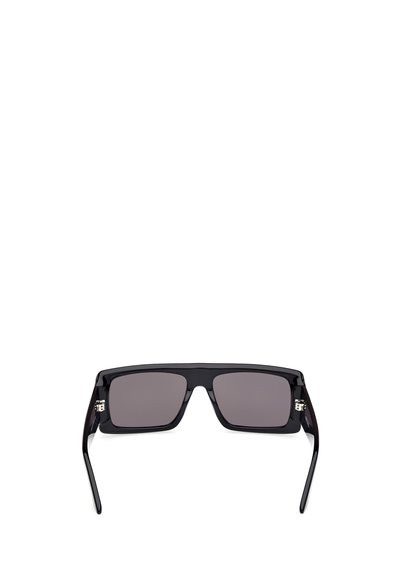 Gafas de sol rectangulares negras con lentes oscuros, montura de plástico brillante, acentos metálicos en las patillas y brazos rectos. Sin patrones ni texturas.
