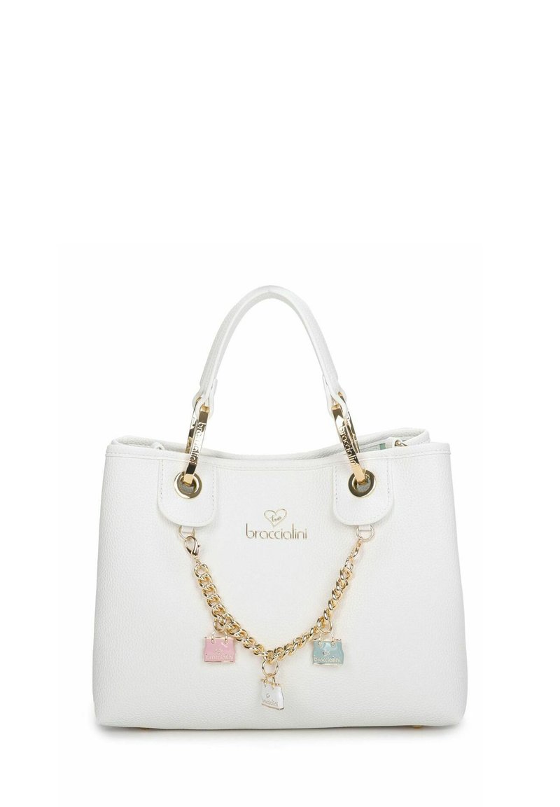 Borsa bianca con texture e hardware dorato, dotata di una catena e tre piccoli charms colorati. Logo visibile sul davanti.