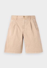 Pantalones cortos beige de algodón, con corte recto, frente plisado, bolsillos laterales y un cierre de botón en la cintura.
