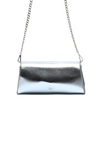 Srebrna metalik crossbody torba s ravnim dizajnom i lancem za remen. Ima glatku teksturu i jednostavan, pravokutan oblik.