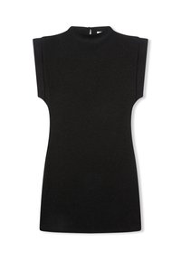 Czarna sukienka bez rękawów z wysokim dekoltem, wyraźnie zarysowanymi ramionami i małym zapięciem z tyłu; wykonana z gładkiego, lekko teksturowanego materiału.