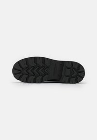 Vagabond Kozačky na platformě - black