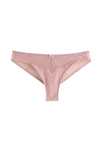 Vaaleanpunainen pitsi-thong, jossa on kukkakuosi edessä, pieni sola keskellä ja sileä kangas, jossa on lievän kiiltävä pinta.