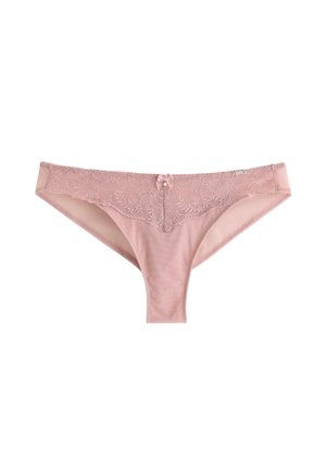 Vaaleanpunainen pitsi-thong, jossa on kukkakuosi edessä, pieni sola keskellä ja sileä kangas, jossa on lievän kiiltävä pinta.