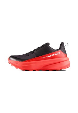 Chaussure de trail running Gore-Tex Mammut noire et rouge avec semelle épaisse et design à lacets, vue de côté sur fond blanc.