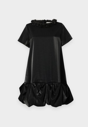 Robe noire à manches courtes en tissu lisse, dotée d'un col à volants fleuri et d'un ourlet volumineux froncé pour une texture ajoutée.