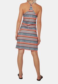 Robe à dos nu bleue avec rayures horizontales multicolores et motifs floraux. Longueur genou, fabriquée en tissu léger, avec ourlet simple.