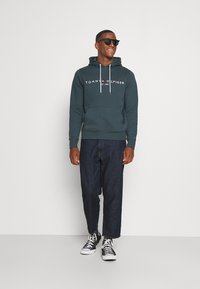 Tommy Hilfiger LOGO HOODY - Sweatshirt com capuz - mystic lake
