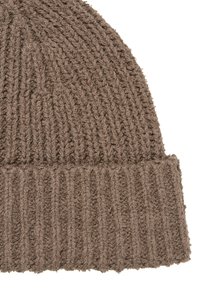 Cappello beanie marrone lavorato a maglia con una texture a coste, caratterizzato da un risvolto arrotolato e materiale morbido e soffice per calore.