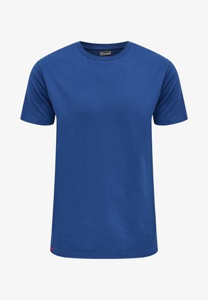 Niebieska koszulka z krótkim rękawem wykonana z bawełny. Posiada okrągły dekolt i luźny krój, bez widocznych wzorów czy akcentów.