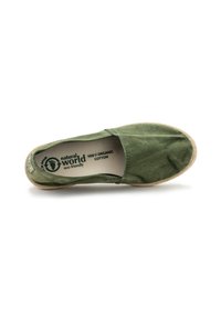Zöld, slip-on cipő organikus pamutból, texturált anyagú felsőrésszel és természetes zsentán talppal. Nyomott logó és méret a talpbetéten.