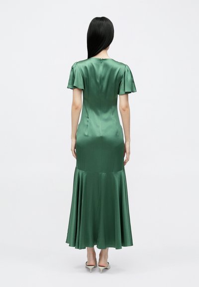 Rochie lungă din satin verde, cu mâneci scurte cu volane, corset strâmt și tiv evazat. Închidere cu fermoar la spate, textură netedă, siluetă elegantă.