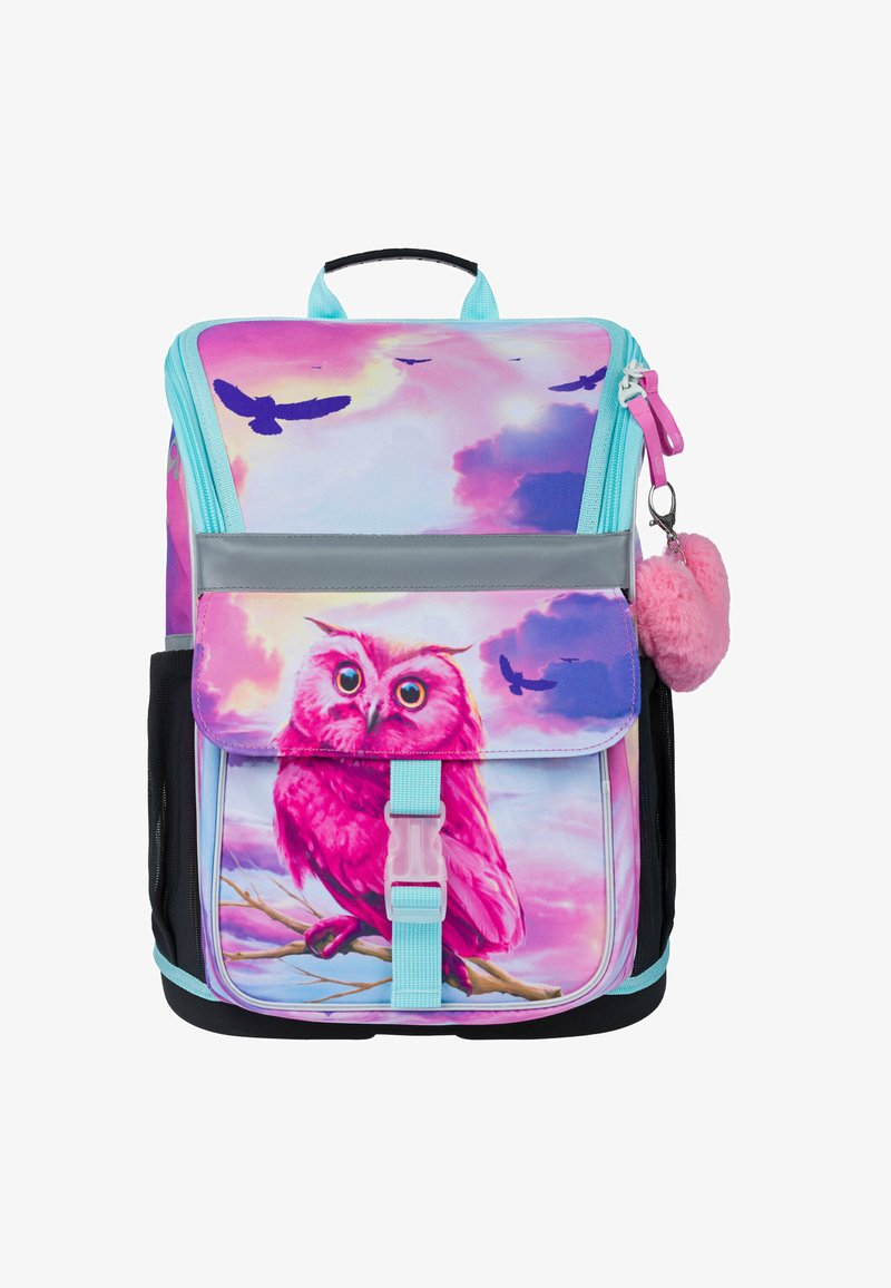 Batoh s grafikou růžové sovy na pastelovém pozadí, s tyrkysovými akcenty, šedým klopou, zipovým uzávěrem a měkkou růžovou bambulí jako ozdobou.