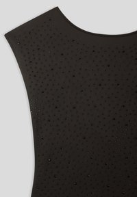 Top senza maniche nero con texture liscia, decorato con paillettes nere di diverse dimensioni su tutto il tessuto per un tocco di dettaglio in più.