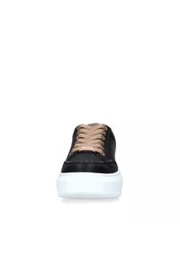 Zwarte leren sneaker met tan kleurige veters en een witte rubberen zool. Heeft een ronde neus en subtiele stikdetails.