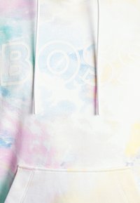 Felpa bianca con motivo tie-dye in colori pastello, con un grande logo "BOSS" ricamato e una tasca a marsupio frontale.
