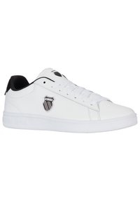 Bílé sportovní boty vyrobené z hladké kůže s černým akcentem na patě a logem K-Swiss. Disponují plochými tkaničkami a texturovanou gumovou podrážkou.