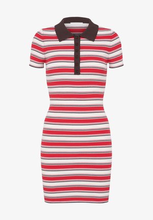 Rövid ujjú bordázott kötött ruha piros, fehér és fekete vízszintes csíkokkal, barna gallérral és gombos elülső részével.
