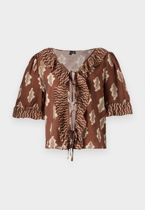 Blusa corta de mangas cortas marrón con patrón de hojas en crema y acentos dorados ondulados, cuello con volantes y detalle de lazo en la parte delantera.