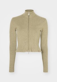 Khaki sweter z prążkowanej dzianiny z wysokim kołnierzem, pełnym zapięciem z przodu, długimi rękawami i falbaniastym dołem; zawiera subtelny detal z logo na dole.