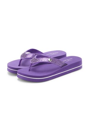 Lila Platform-Zehentrenner mit glitzernden Riemen, einem silbernen Knopfdetail und weißen Sohlenstreifen, schräg auf weißem Hintergrund gezeigt.