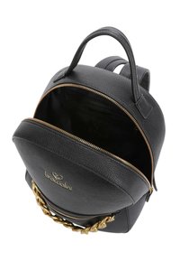 Zaino in pelle nera con finitura a trama. Caratterizzato da una cerniera dorata, dettaglio a catena sulla parte frontale e un interno spazioso con tasca.