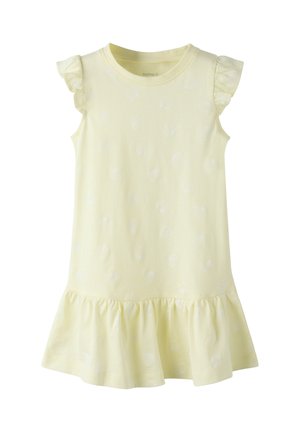 Vestido de niña sin mangas de color amarillo claro con volantes en los hombros y el dobladillo, patrón floral texturizado sutil.