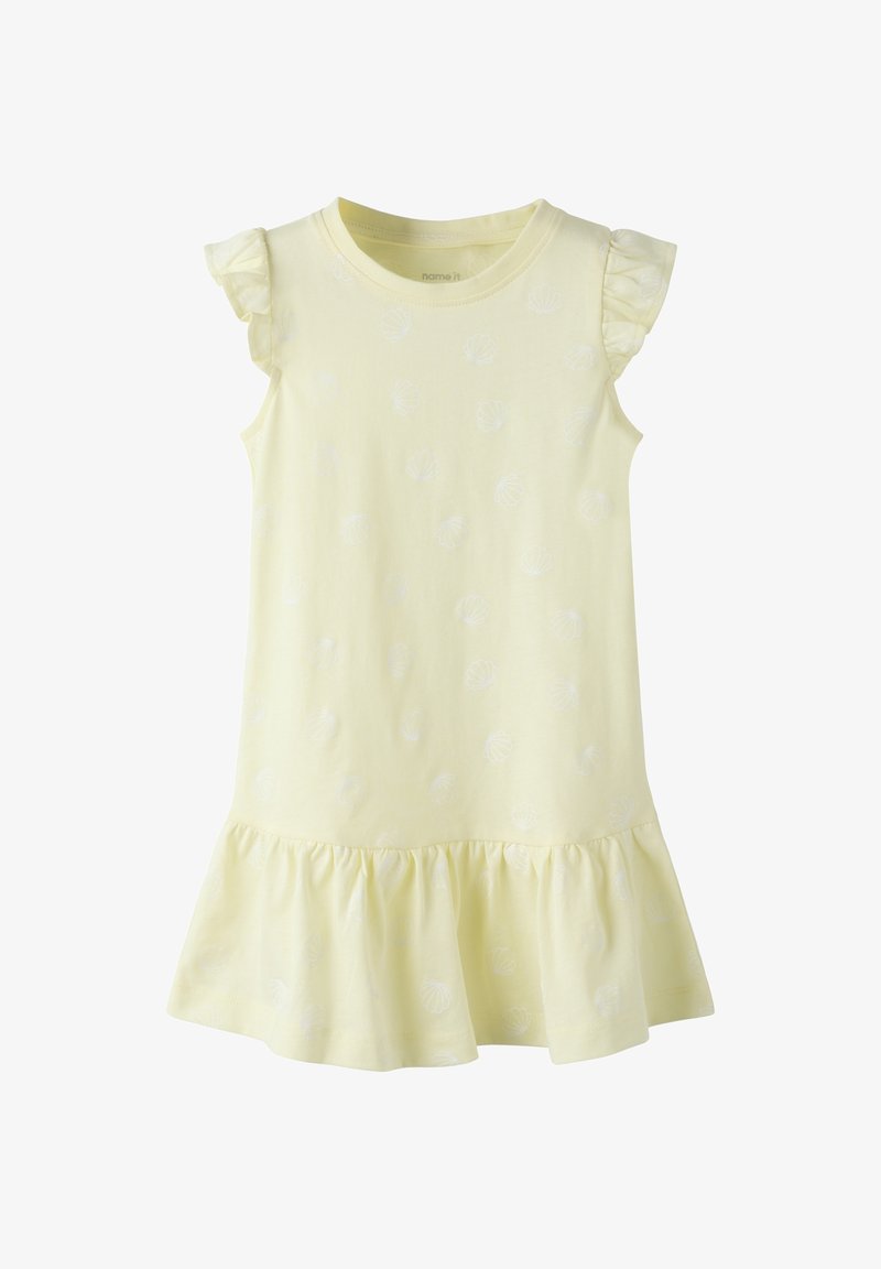 Vestido de niña sin mangas de color amarillo claro con volantes en los hombros y el dobladillo, patrón floral texturizado sutil.