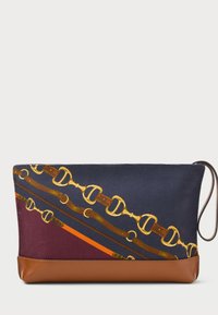 Hladká taška v námorníckej modrej a bordovej látke so zlatým vzorom jazdeckých podkov, s hnedým koženým dnom a bočnými stranami a s hnedým zápästným remienkom.