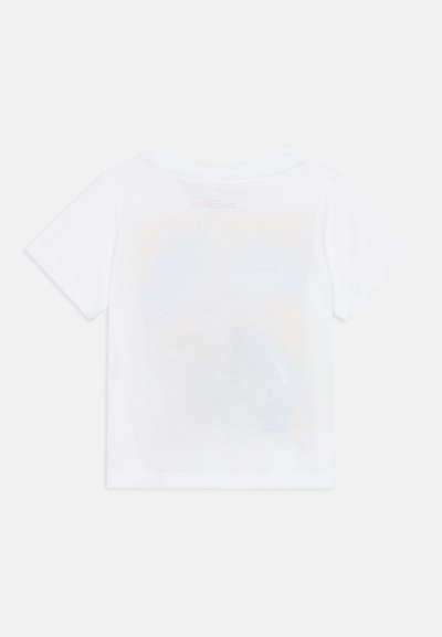 Λευκό κοντομάνικο μπλουζάκι από βαμβάκι, με διακριτικό γραφικό σχέδιο στο πίσω μέρος και σχεδιασμό με στρογγυλή λαιμόκοψη.