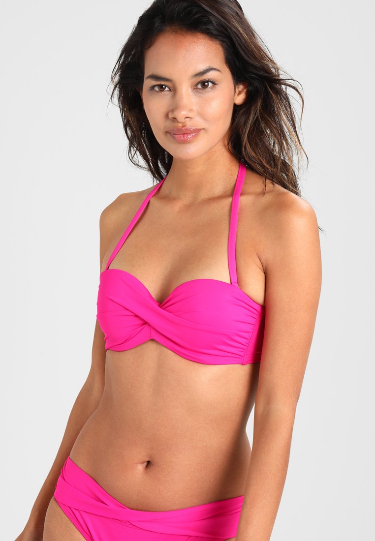 Růžový bikiny set s twist designem na topu, nastavitelné ramínka a odpovídající spodní díl s nízkým řezem. Hladký, elastický materiál.