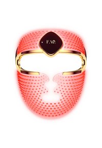 Rote Silikon-Gesichtsmaske mit strukturierter Oberfläche und goldenen Akzenten, ausgestattet mit einem diamantförmigen Bedienfeld in der Mitte.