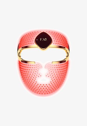 Rote Silikon-Gesichtsmaske mit strukturierter Oberfläche und goldenen Akzenten, ausgestattet mit einem diamantförmigen Bedienfeld in der Mitte.