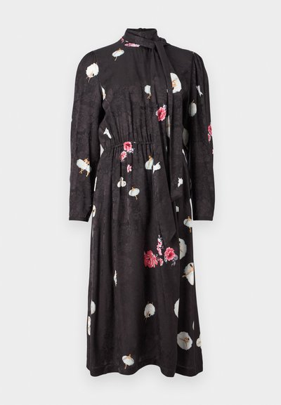 Zwart bloemenjurk met lange mouwen, kraag en strikdetail. Bevat roze en witte bloemen, een slanke tailleband en een gladde stofstructuur.