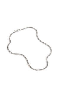 Silberne Kettenhalskette mit verdrehten Gliedern und einem Karabinerverschluss. Fließende, geschwungene Form; polierte Metalloberfläche mit reflektierendem Finish.