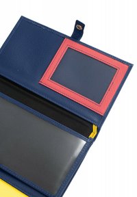 Leren portemonnee in marineblauw met een gestructureerde afwerking. Heeft een roze ID-venster en een zwarte binnenkant, met gele accenten aan de rand.