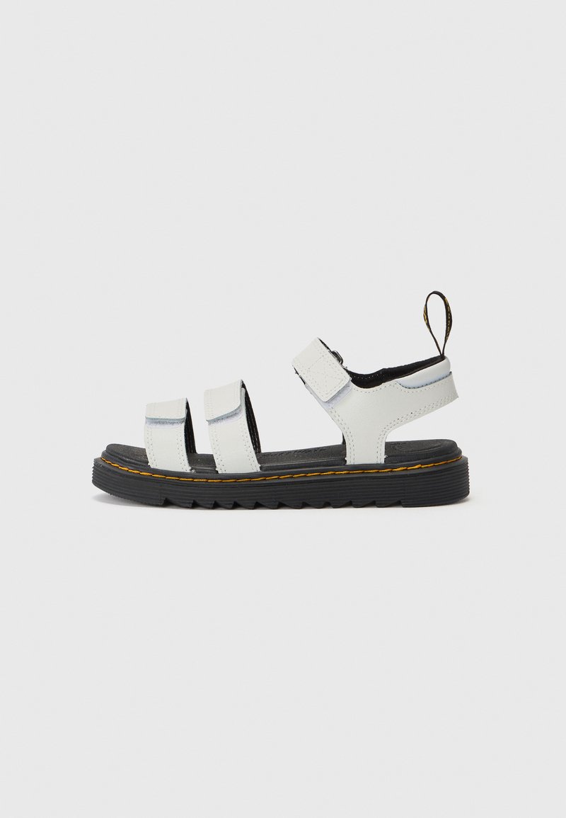 Witte leren sandalen met drie verstelbare banden, een zwarte gestructureerde zool en oranje stiksels langs de basis, met een trekhaak.