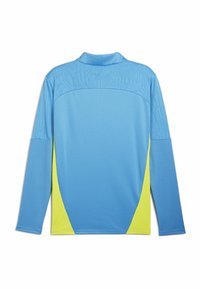 Lichtblauwe lange mouw sportshirt met een gestructureerde schouder, gele zijkanten en een kraag. Gemaakt van ademende stof.