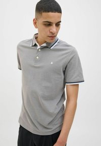 Grijze polo shirt van katoen, met een kraag met marineblauwe en witte strepen, een knoopsluiting met drie knopen en een klein wit logo op de borst.