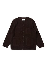 Cardigan marrone scuro realizzato in tessuto morbido e strutturato. Presenta un collo a V, cinque bottoni e quattro tasche frontali. Le maniche sono lunghe e dritte.