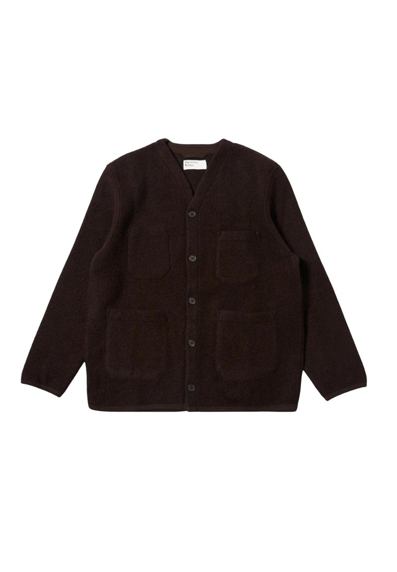 Cardigan marrone scuro realizzato in tessuto morbido e strutturato. Presenta un collo a V, cinque bottoni e quattro tasche frontali. Le maniche sono lunghe e dritte.