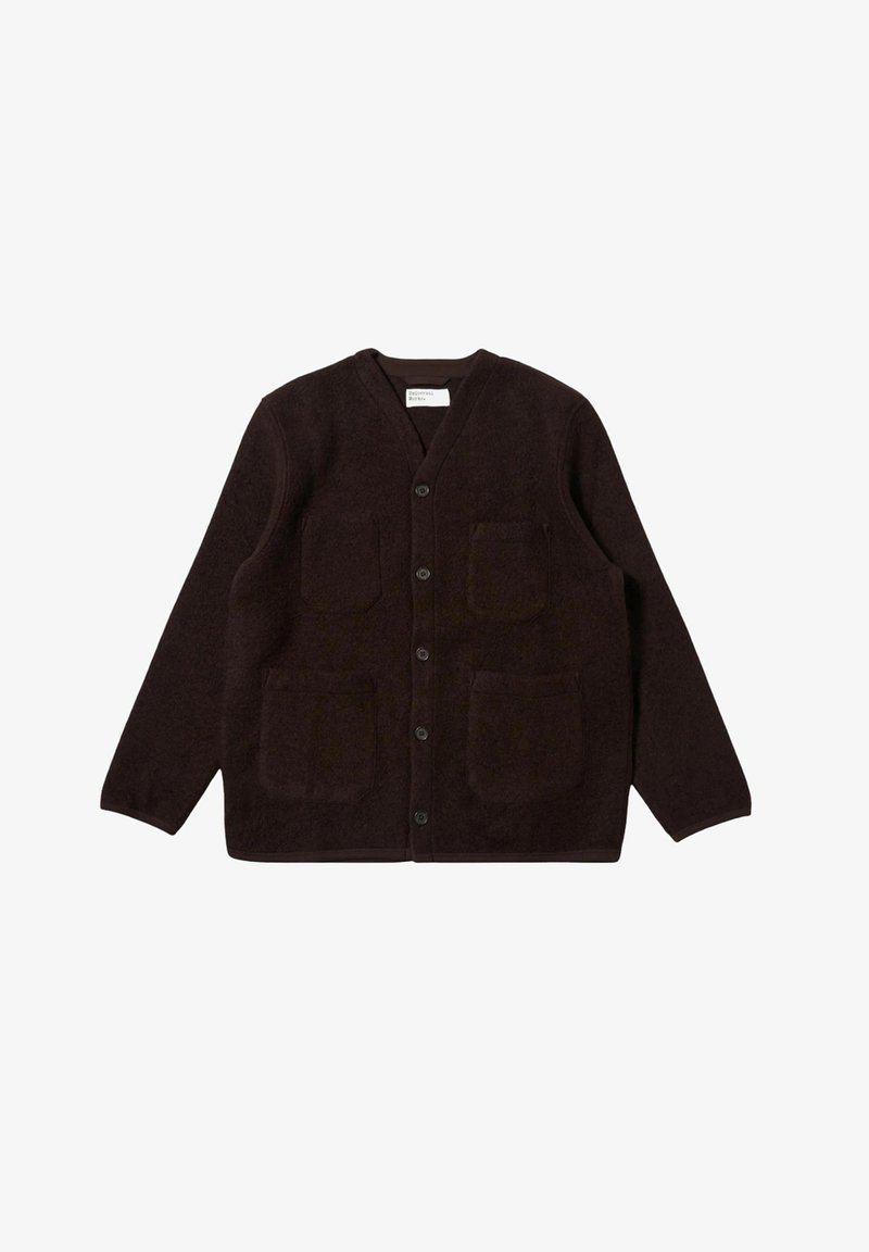 Cardigan marrone scuro realizzato in tessuto morbido e strutturato. Presenta un collo a V, cinque bottoni e quattro tasche frontali. Le maniche sono lunghe e dritte.