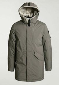 Longue veste d'hiver grise à capuche avec fermeture éclair frontale, poches à rabat en biais et petite poche zippée sur la poitrine et la manche.